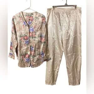 Tesoro Pajama Set 2pc.  Women’s Medium Floral Satin Cottagecore Cozy Comfort
